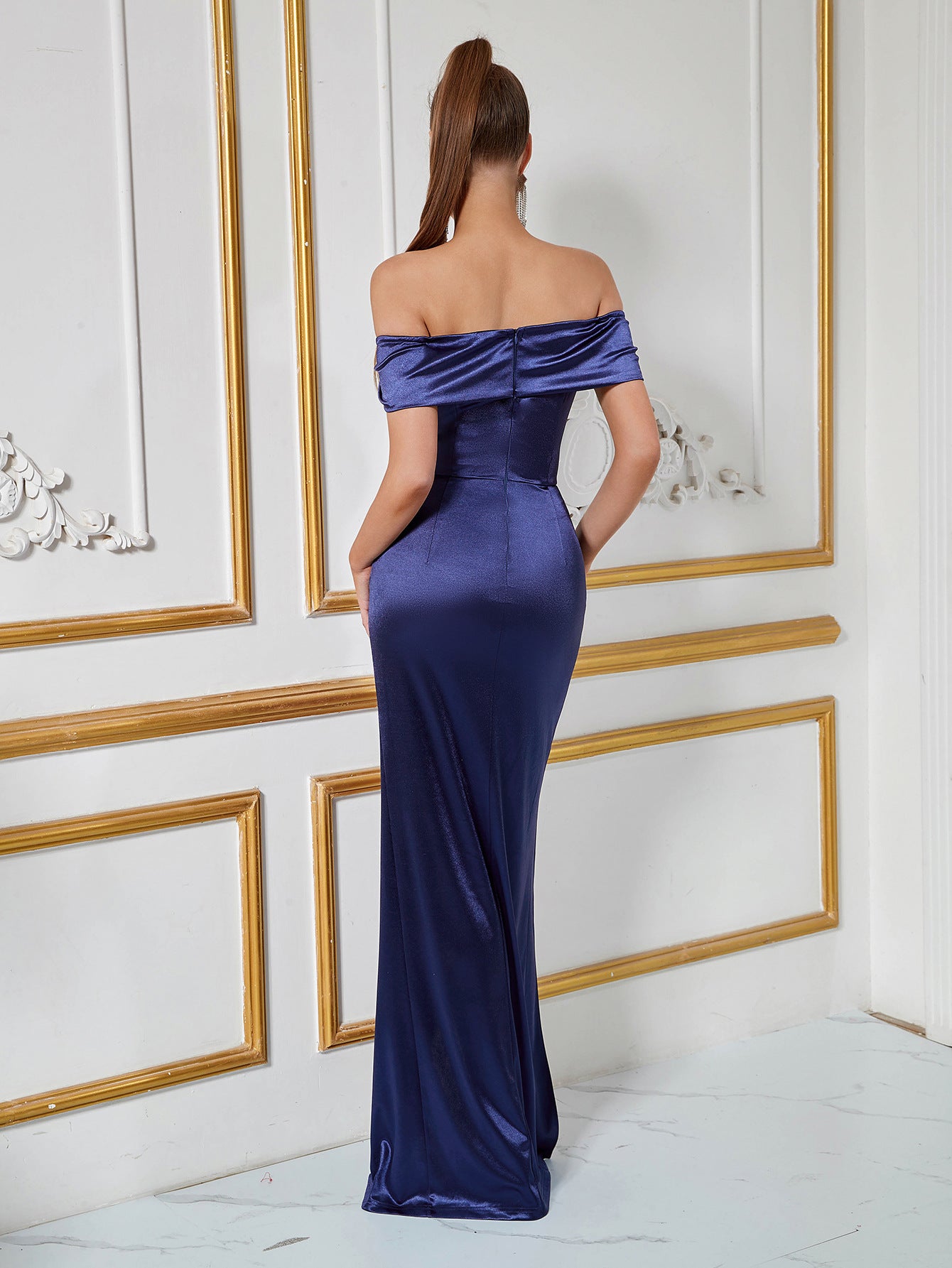 فستان سهرة سادة من الساتان مكشوف الكتفين - Image 2