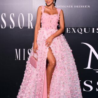 فستان قصير من التول مزين بالورود باللون الوردي