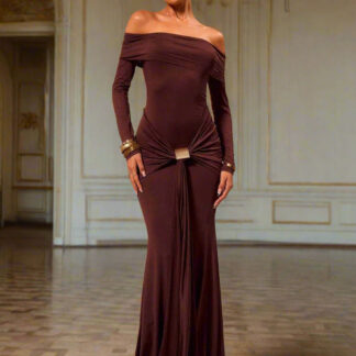 فستان بأكمام طويلة وثنيات مكشوفة الكتف