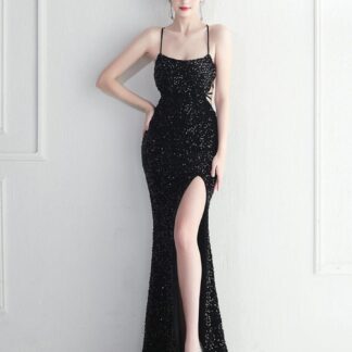 فستان من السباغيتي مزين بالترتر وظهر من الدانتيل