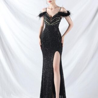 فستان مزين بالترتر والريش على الكتف