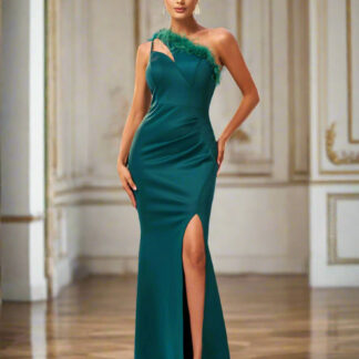 فستان مناسبات بفتحة من الريش بكتف واحد