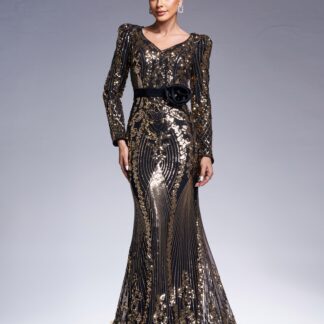 فستان أسود بأكمام طويلة ومطرز برقبة على شكل حرف V