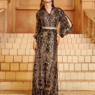 عبايات قبلية سوداء برقبة على شكل حرف V مزينة بالترتر