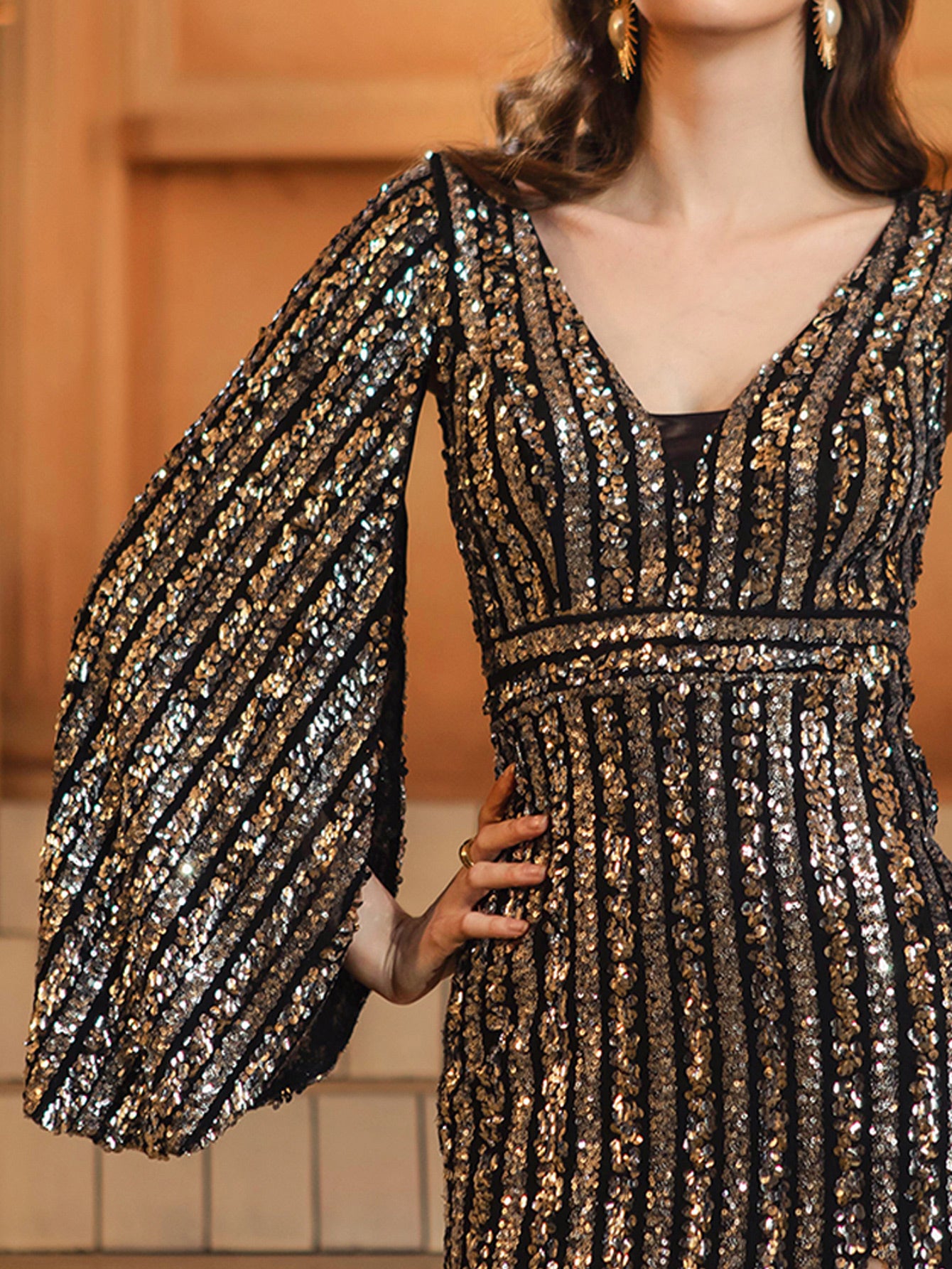 فستان مناسبات بأكمام كيب وفتحة رقبة على شكل حرف V مزين بالترتر - Image 6