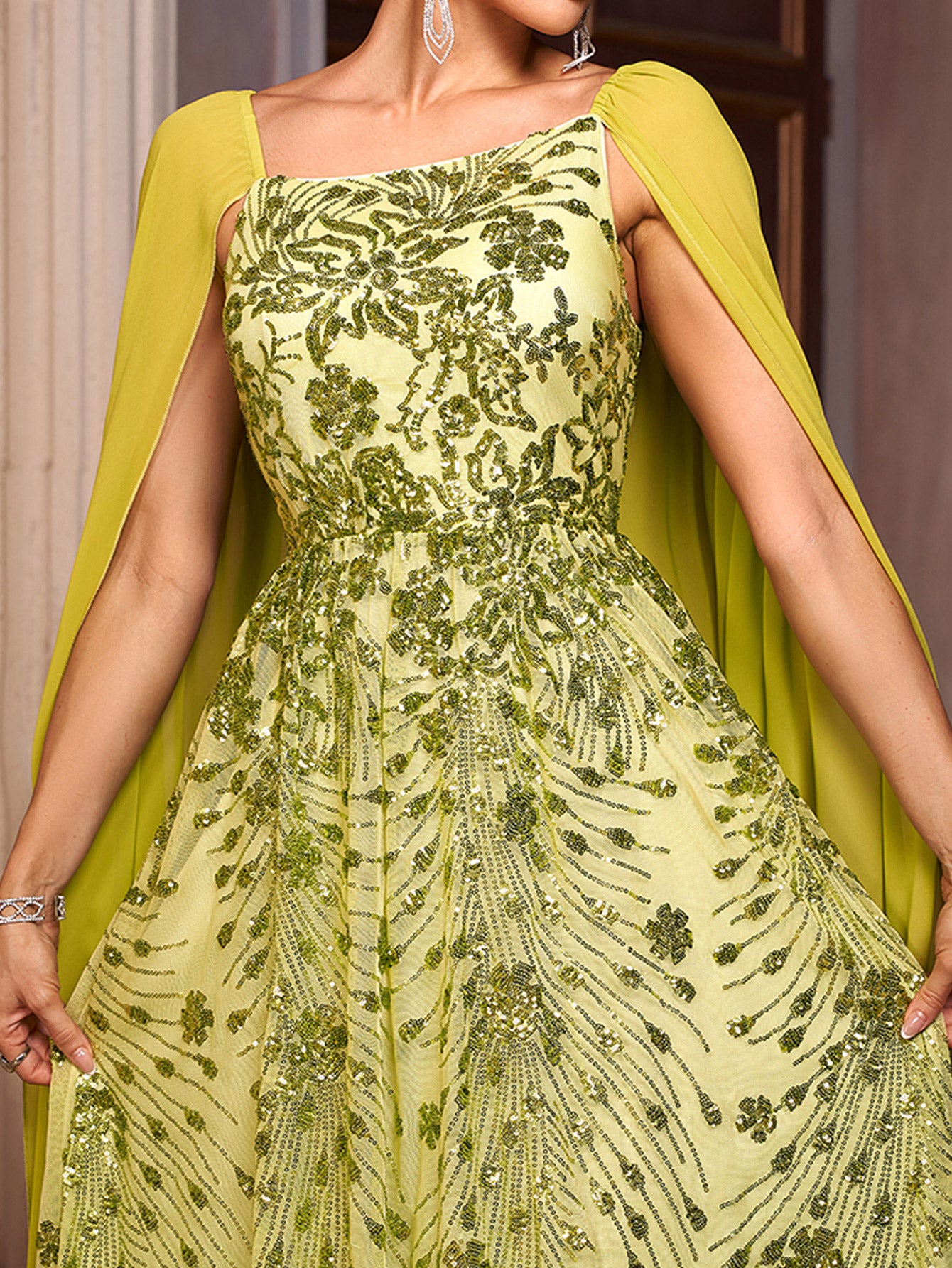 فستان مناسبات بأكمام كيب مزين بالترتر باللون الأخضر - Image 5