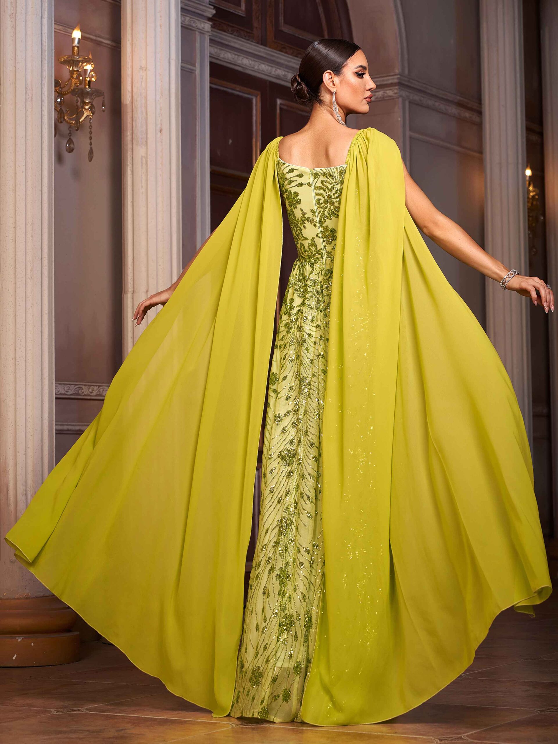 فستان مناسبات بأكمام كيب مزين بالترتر باللون الأخضر - Image 2