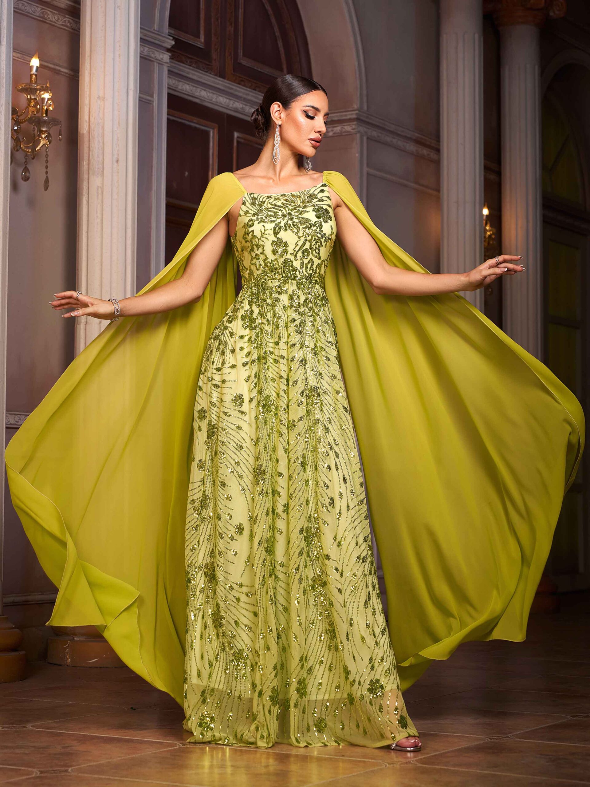 فستان مناسبات بأكمام كيب مزين بالترتر باللون الأخضر - Image 4