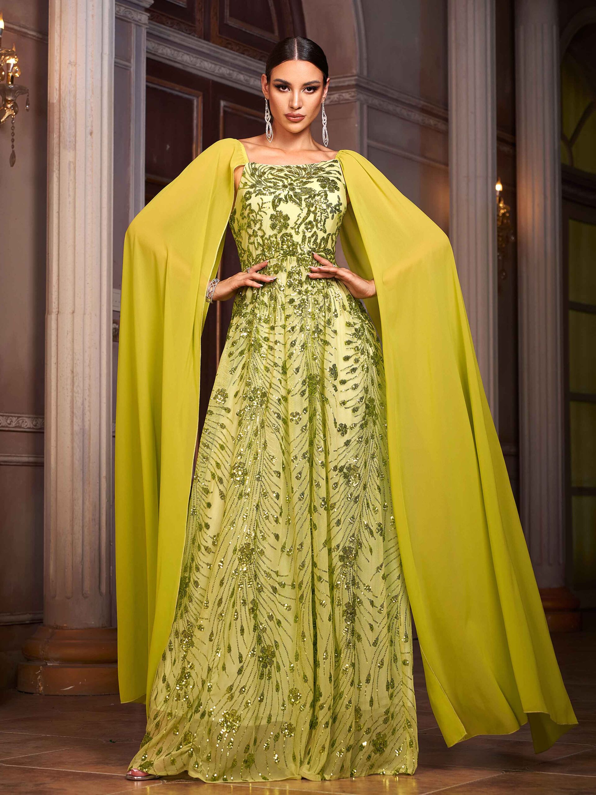 فستان مناسبات بأكمام كيب مزين بالترتر باللون الأخضر