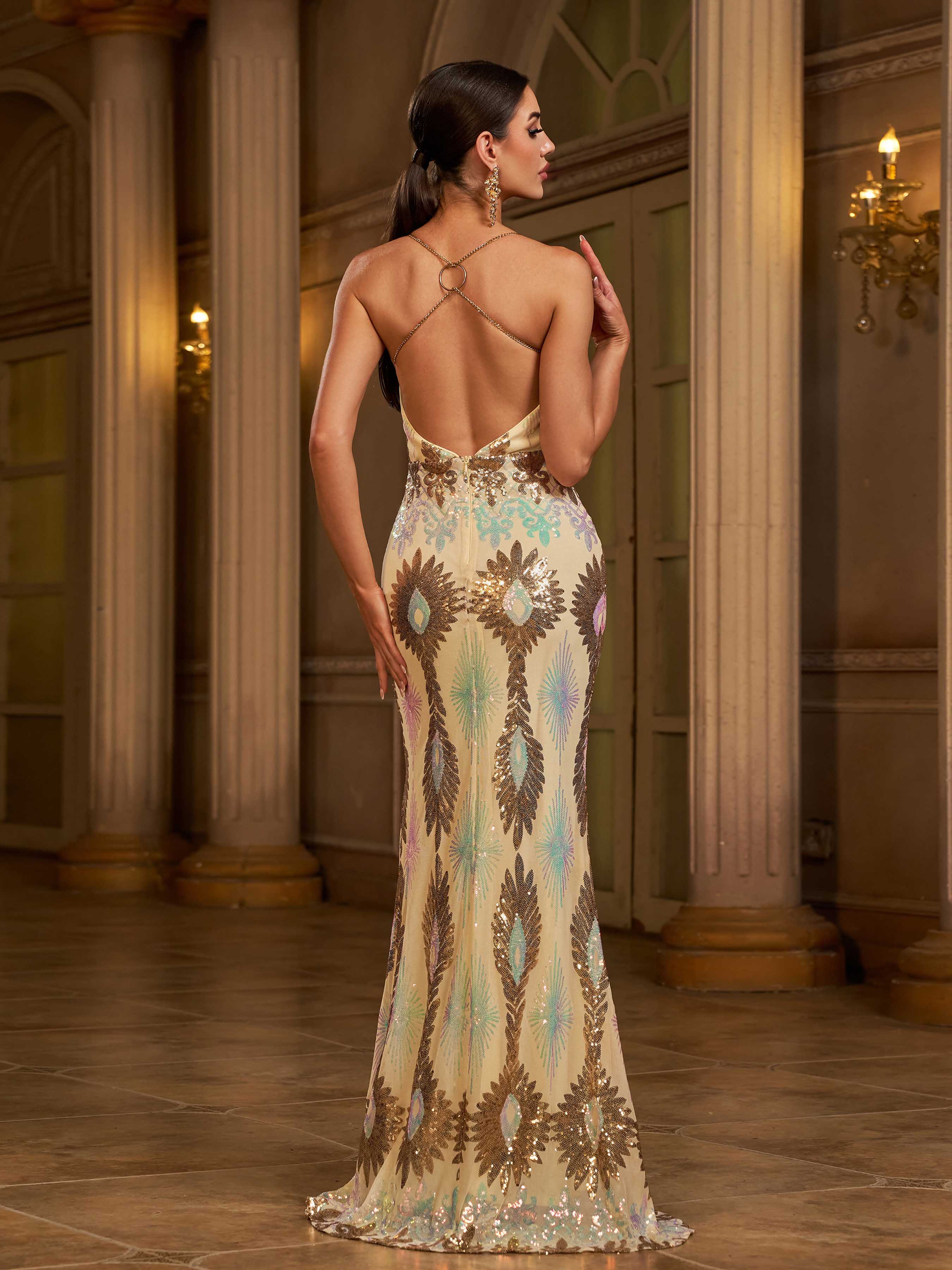 فستان مفتوح الظهر مزين بالترتر الذهبي - Image 2