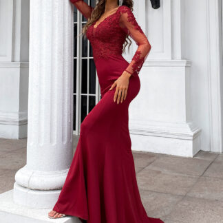 فستان سهرة أنيق بأكمام طويلة مزين بتطريزات على شكل حورية البحر