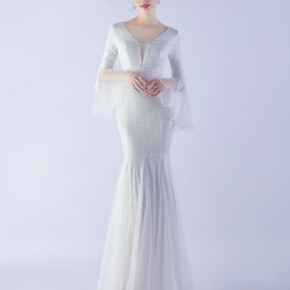 فستان زفاف أنيق بتصميم حورية البحر مزين بالترتر وفتحة رقبة على شكل حرف  وكشكشة