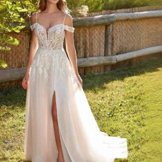 فستان زفاف رومانسي انسيابي من الدانتيل مكشوف الكتفين بفتحة جانبية