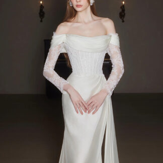 فستان زفاف مكشوف الكتفين بأكمام طويلة من الدانتيل مع مشدّ مكشكش