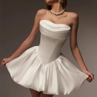 فستان زفاف قصير من الساتان بدون حمالات بتصميم مكشكش