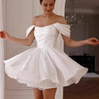 فستان زفاف قصير من الساتان بتصميم مكشكش وكتفين مكشوفين