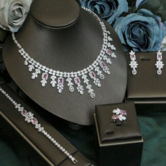 طقم مجوهرات زفاف فاخر مرصع بالكامل بالزركونيا والألماس، مكون من أربع قطع، مناسب لحفلات الزفاف والمناسبات الرسمية، وإكسسوارات أنيقة للنساء.