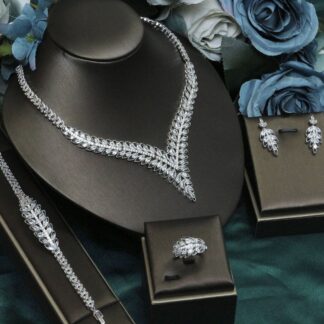 طقم فاخر مرصع بالألماس، يتألف من عقد وأقراط وسوار وخاتم للعرائس - طقم فستان للمناسبات