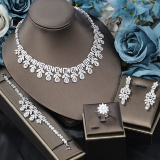طقم مجوهرات زفاف من الزركون، مناسب لجميع المناسبات، يتضمن قلادة وأقراط مرصعة بالألماس، مكون من أربع قطع.