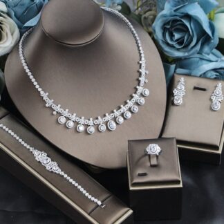 طقم مجوهرات زفاف مرصع بالزركونيا البراقة مكون من أربع قطع، مناسب للمناسبات الخاصة بالعرائس.