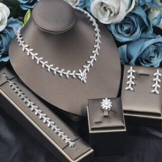 طقم مجوهرات أنيق من أربع قطع مرصع بالزركون، مناسب للمناسبات الرسمية، يتضمن قلادة وأقراط مرصعة بدقة متناهية.