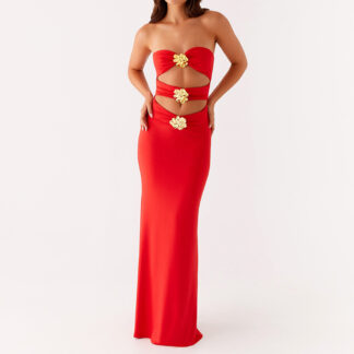 فستان صيفي جديد جذاب لعام 2025 مجوف بكتف واحد وتنورة طويلة رفيعة مزينة بزهرة معدنية