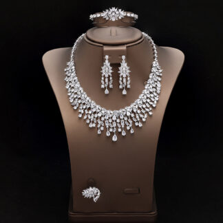 أطقم مجوهرات الزركون المصممة حسب الطلب، بما في ذلك تغيير لون الحجر ومادته، مع خدمة متكاملة.