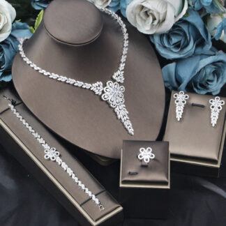 إكسسوارات فستان الزفاف، طقم من أربع قطع مرصع بالزركون: قلادة، أقراط، خاتم، سوار.