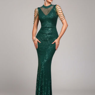 فستان رسمي بياقة عالية مزين بسلسلة ترتر باللون الأخضر الزمردي