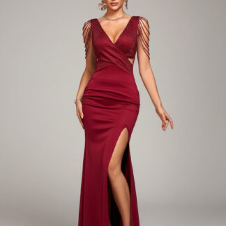 فستان رسمي بلون عنابي مزين بسلسلة ترتر وأكمام على شكل حرف  وفتحة رقبة على شكل حرف