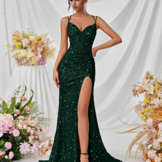 فستان سهرة مرصع بالترتر، برقبة هالتر، مخصر وذيل حورية مع شق جانبي.