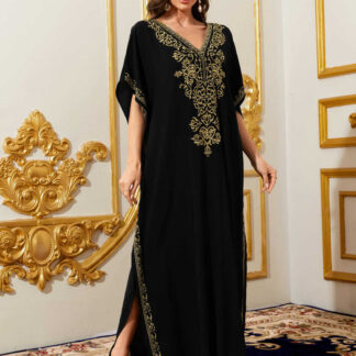 جلابية نسائية طويلة مطرزة، بتصميم أنيق للمناسبات.