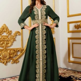 جلابية نسائية طويلة باللون الأخضر، بتفاصيل دانتيل ورقبة على شكل V، مع حزام.