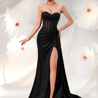 فستان سهرة بدون أكتاف، بتصميم عظم السمك الشفاف، مع شق جانبي وذيل.