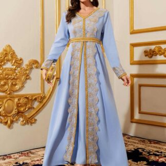 جلابية نسائية طويلة أنيقة، برقبة على شكل V وأكمام طويلة مع دانتيل.