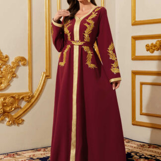 جلابية نسائية طويلة، بأكمام طويلة وتفاصيل دانتيل.