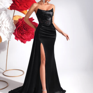 فستان سهرة أسود بدون أكتاف، مع شق جانبي وذيل متدرج.