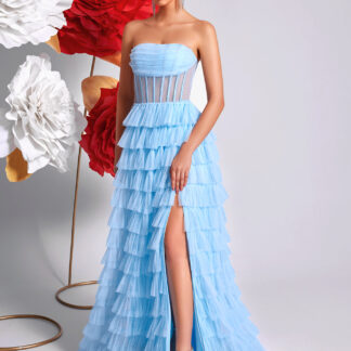 فستان سهرة أزرق جليدي بدون أكتاف، بتصميم متعدد الطبقات من الشبك، مخصر مع شق جانبي.