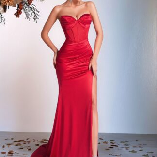 فستان سهرة طويل بدون أكتاف، ذيل حورية، مع شق جانبي.