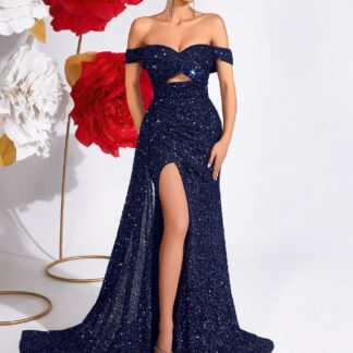 فستان سهرة طويل بدون أكتاف، مرصع بالكرستال، مع ذيل طويل.