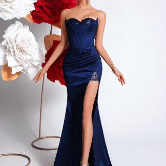 فستان سهرة أزرق بحري بدون أكتاف ومرصع بالترتر، ذيل حورية مع شق جانبي.