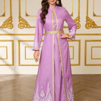 جلابية نسائية مطبوعة، بأكمام طويدة، مع حزام.