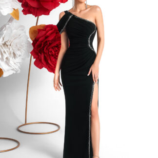 فستان سهرة من قماش مطاط، مرصع بالكرستال، مع شق جانبي.