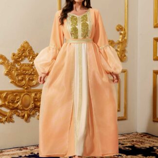 جلابية نسائية طويلة أنيقة، بلون واحد.