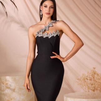 فستان سهرة طويل أسود بأكتاف غير متماثلة ومرصع بالكرستال، بتصميم ذيل حورية.