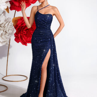 فستان سهرة مرصع بالترتر، تصميم ضيق.