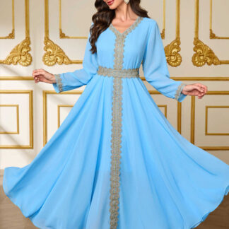 جلابية نسائية، بأكمام طويلة وتفاصيل دانتيل.