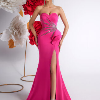 فستان سهرة بدون أكتاف، مرصع بالكرستال، مع كشكشة وشق جانبي.