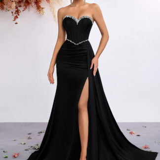 فستان سهرة بدون أكتاف، مرصع بالكرستال، مخصر مع شق جانبي.