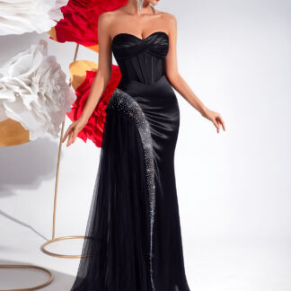 فستان سهرة أسود بدون أكتاف، بتفصيل ثلاثي الأبعاد، مع خرز على التماس الجانبي.